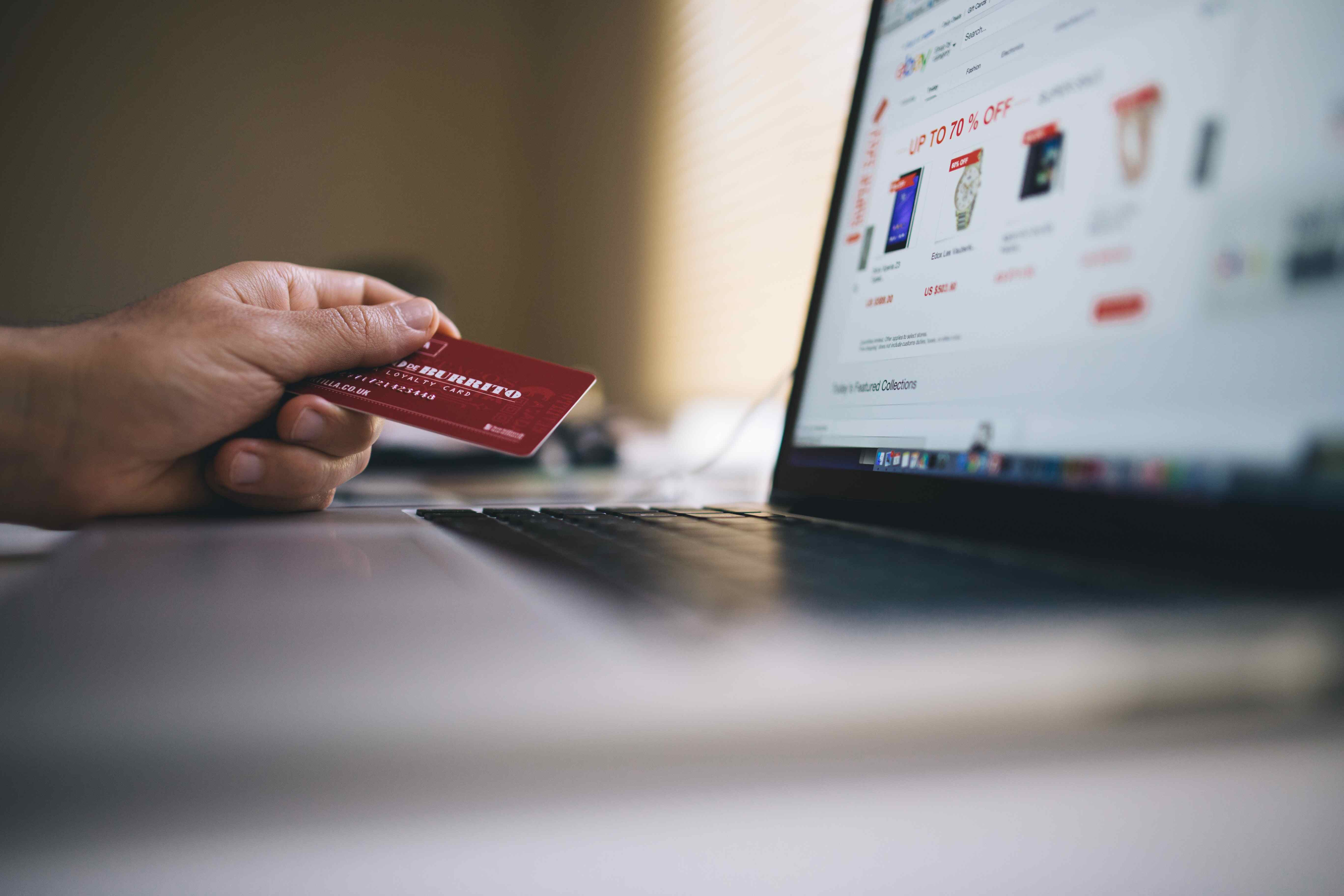 Widok sklepu internetowego na ekranie laptopa