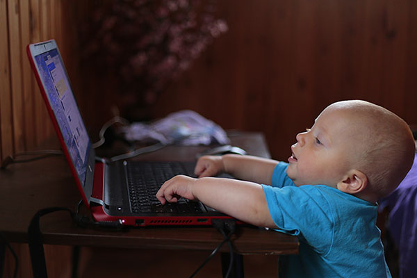 Dziecko obsługujące laptopa
