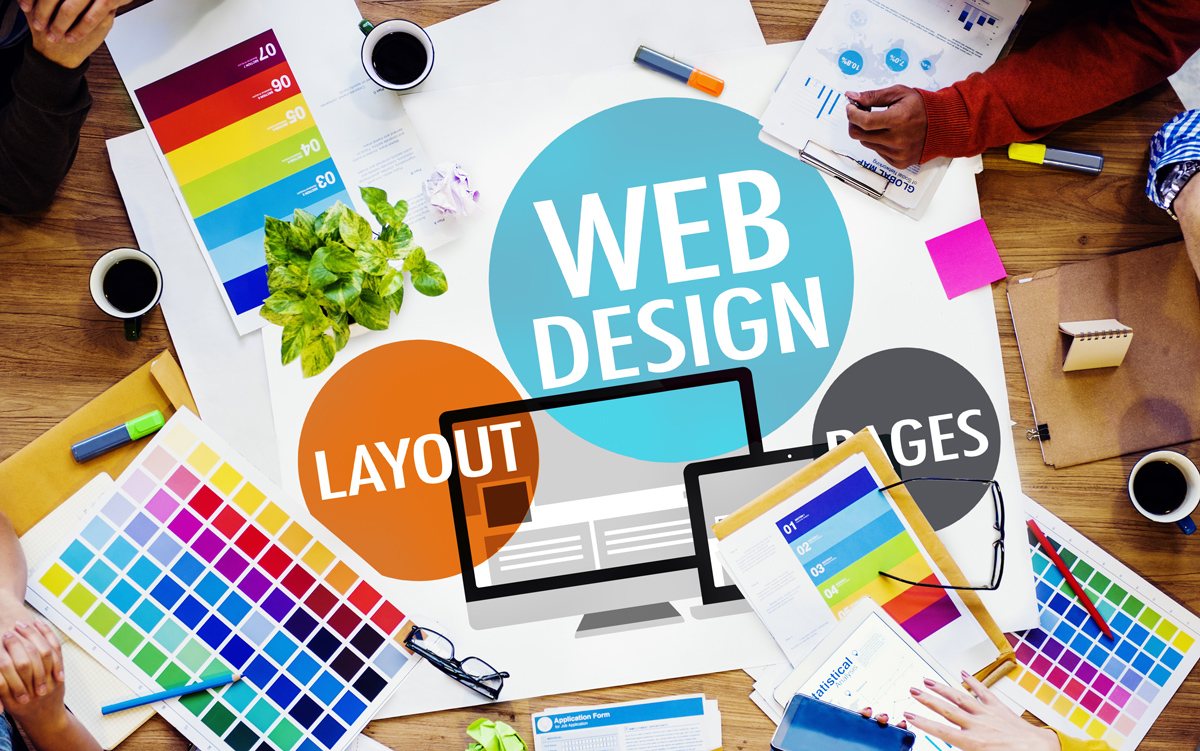 ludzie przy stole projektuja web design