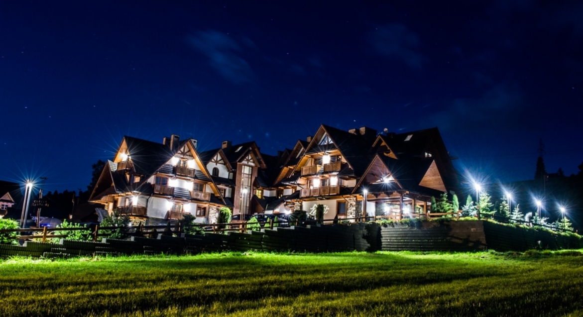 Hotel Zawrat nocą